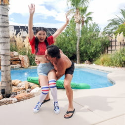 Lulu Chu en 'Lubed' Felicidad junto a la piscina (Miniatura 4)
